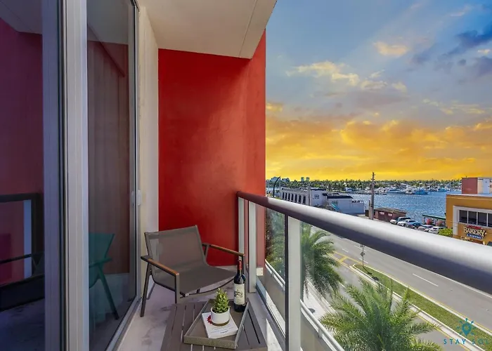 Beachfront Condo- Front Bay View Balcony ! Hollywood