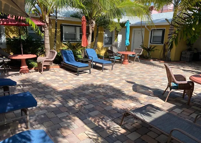 Palm Beach Shores Hotels with Tennis Court