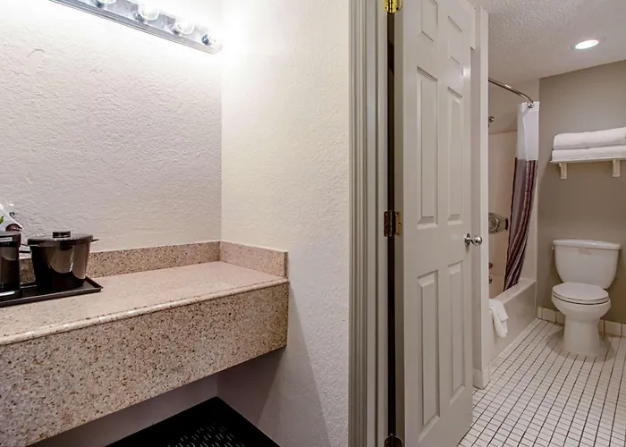 Lauderdale Lakes Hotels