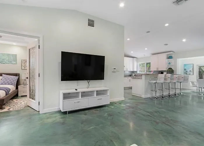 Hollywood Luxury Villas