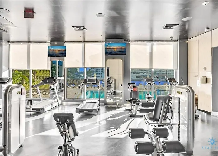 Spectacular Apartment Wbalcony Pool Hallandale Beach
