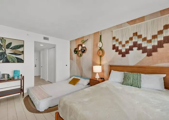 Walk To The Beach! Cozy Studio Hallandale Beach
