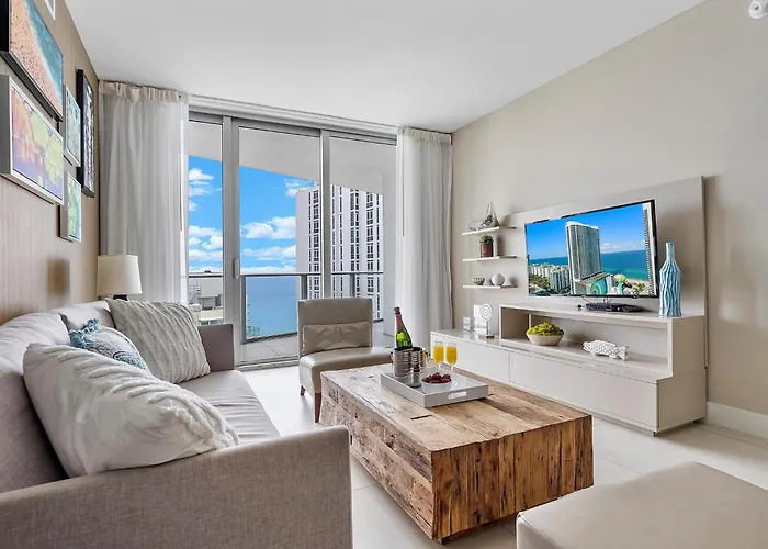 Beachside Contemporary Residence In Lyfe Hallandale Beach