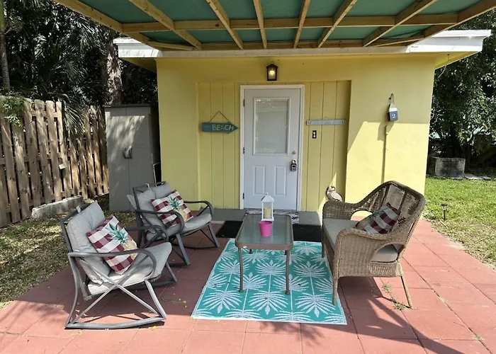 Cozy Retreat: 3-Bedroom House & Cottage with Outdoor Oasis Lake Worth Beach