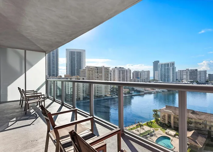 Water View Building With Pool - 5-Min Walk To The Beach Hallandale Beach