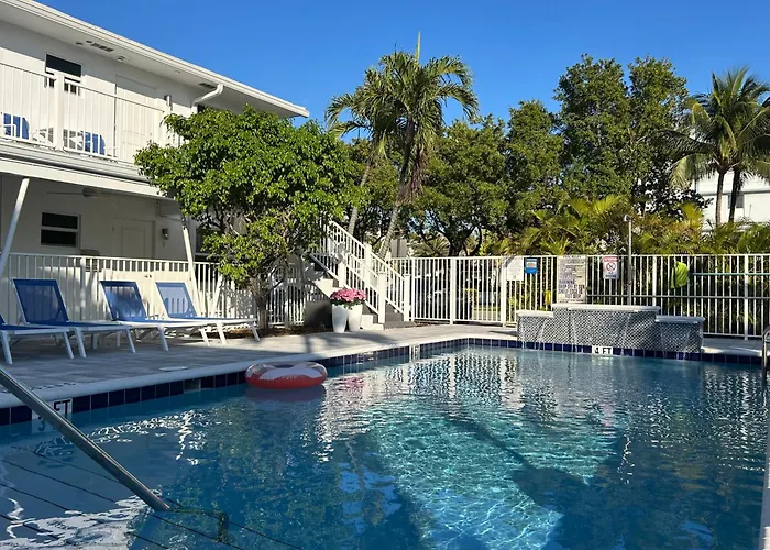 Lauderdale-by-the-Sea Hotels with Tennis Court