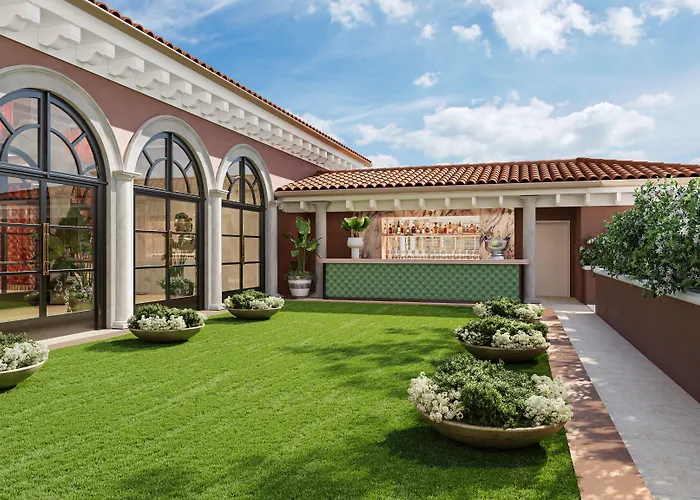 Luxury Hotels in Palm Beach near 